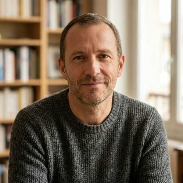 Portrait de Paul Gasnier, Paul Gasnier, rédacteur indépendant spécialisé dans l'analyse comparative des plateformes de divertissement et des solutions de versement, cumule huit années d'expérience.